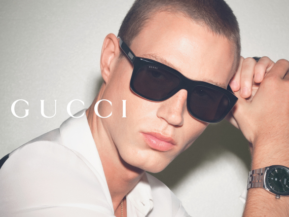 Man som bär solglasögon från Gucci