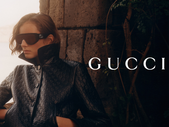 Kvinna som bär solglasögon från Gucci