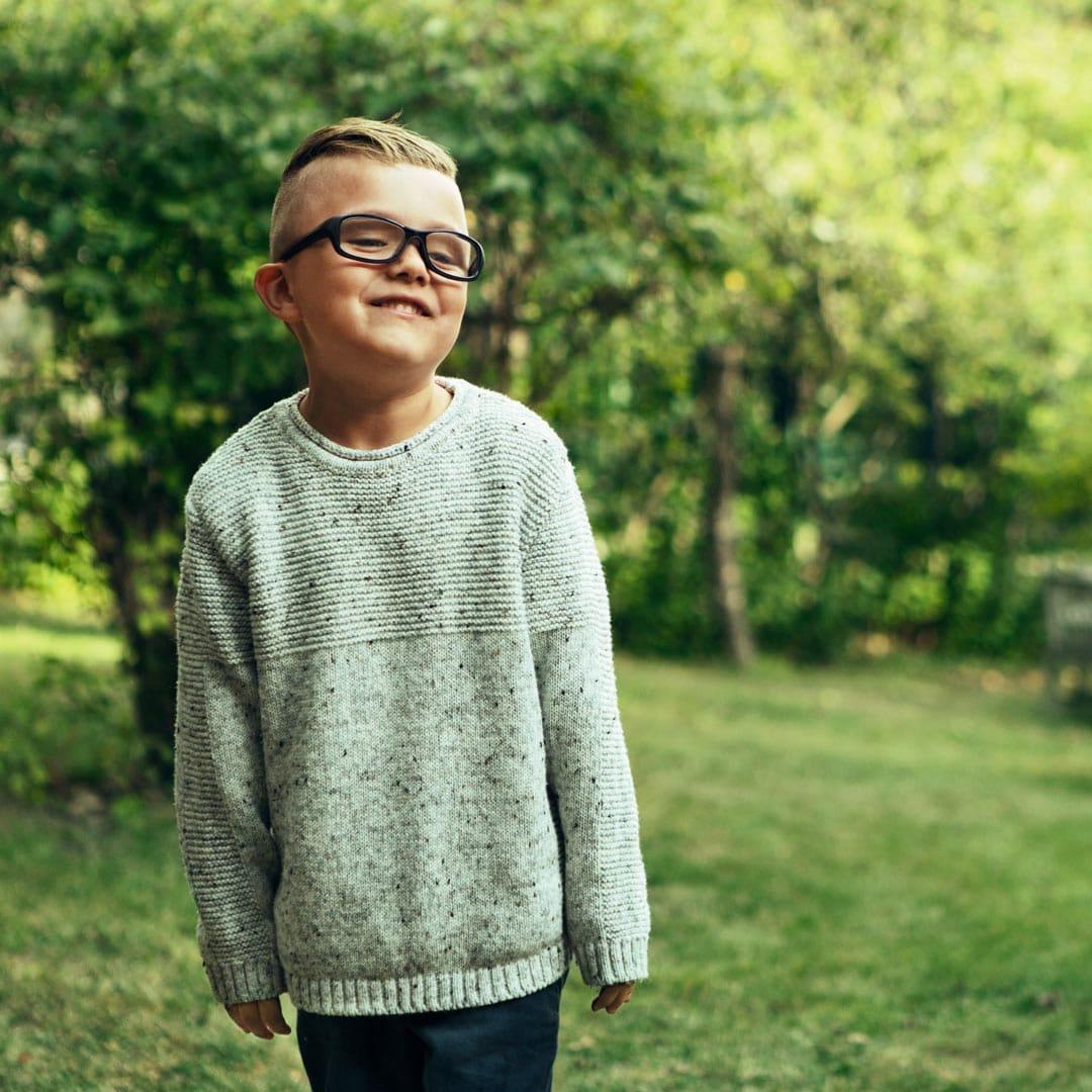 barn med briller utendørs