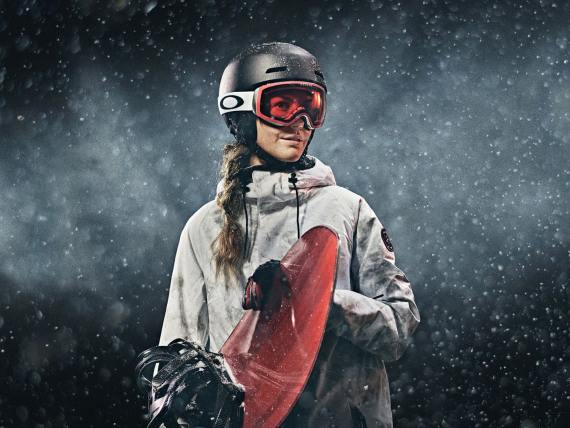 Dame med snowboard