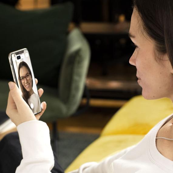 kvinna som provar glasögon online