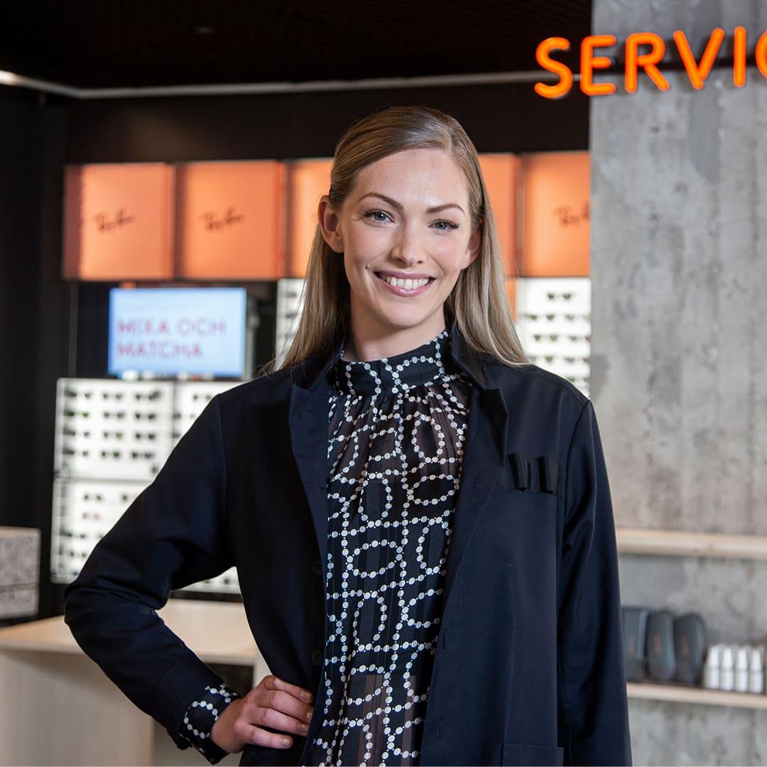 Kvinna från synsam som välkomnar i butik