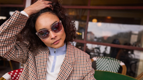 Kvinde med solbriller