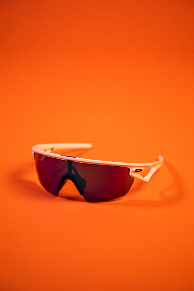 Urheilulasit oranssia taustaa vasten