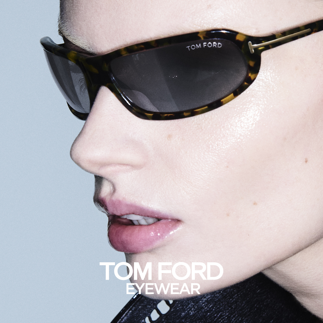 Modell med Tom Ford solglasögon