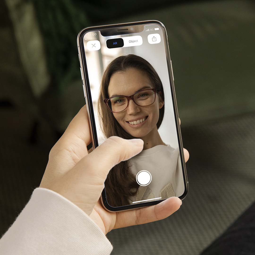 Kvinna med telefon i handen