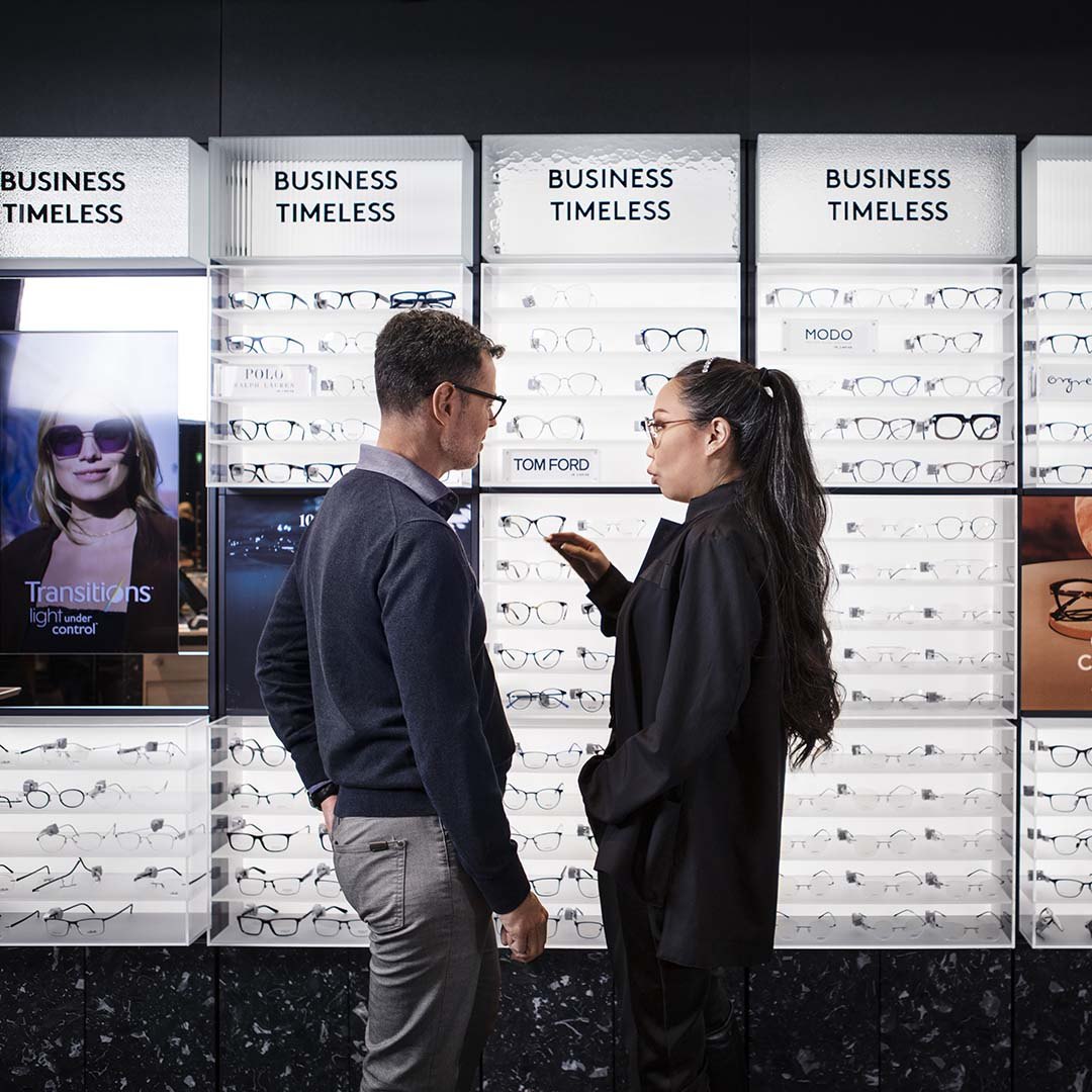 Kvinna och man i butik