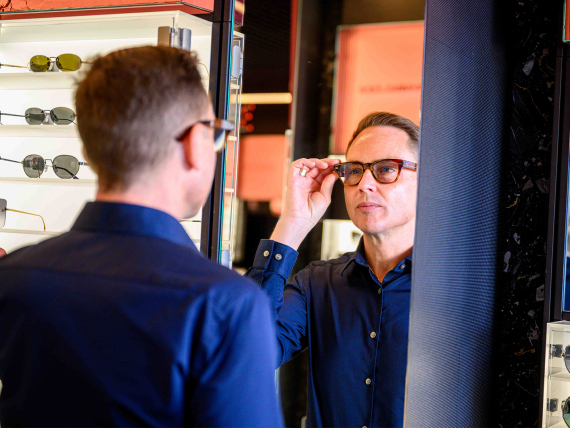 Patrik von Zur-Müller med glasögon inne i en Synsambutik.